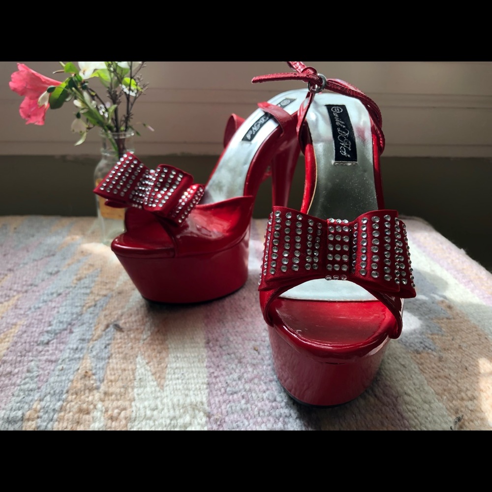 Cherry red pinup pumps